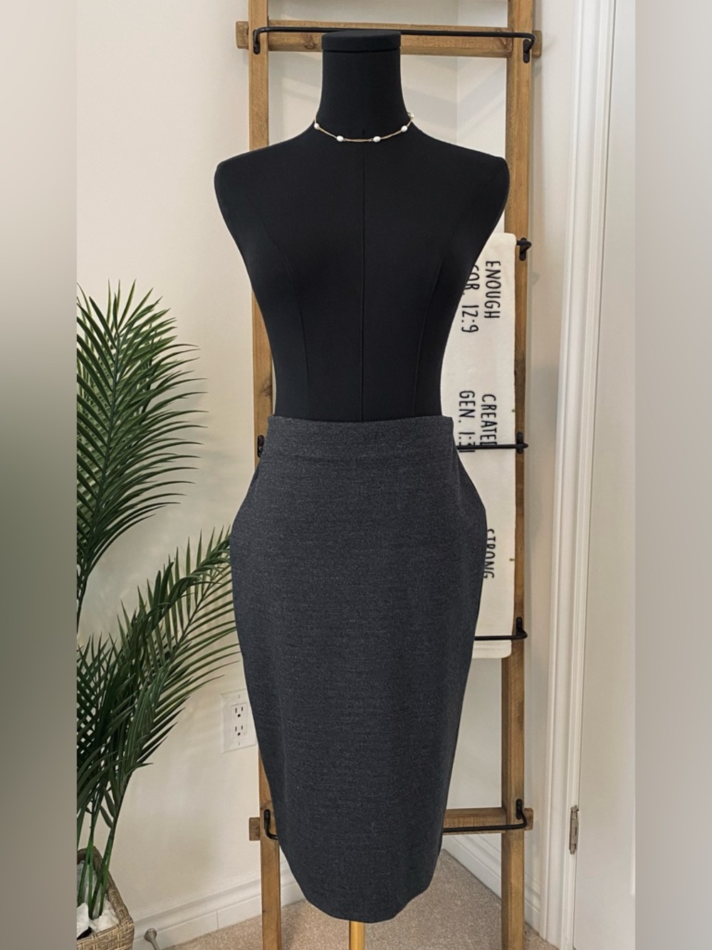 NWOT Classic Charcoal Pencil Skirt - Sleek Women's Size 1, Offers Stretch